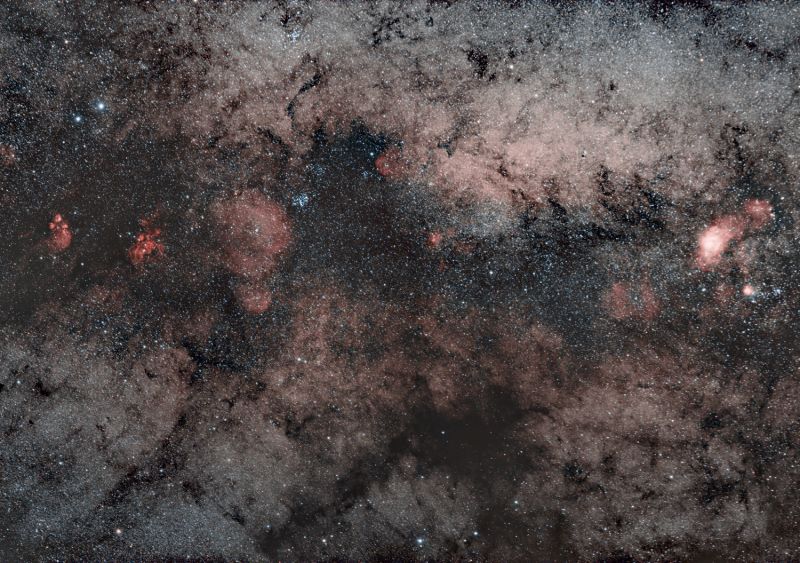 Südliche Milchstraße mit zahlreichen Nebelobjekten