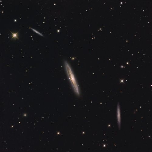 NGC 4216 - eine Galaxie und ihre Begleiter
