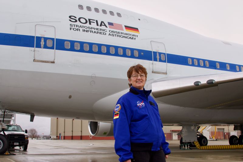 Abbildung: Andrea Sittig-Kramer vor dem SOFIA-Jumbojet