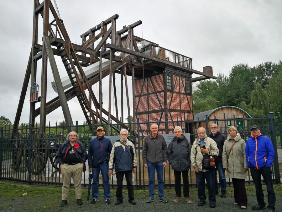 Abbildung 1: Teilnehmergruppe vor dem Telescopium in Lilienthal