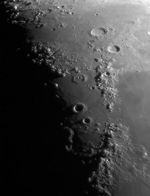 Krater und Gebirge auf dem Mond am 19.04.2021