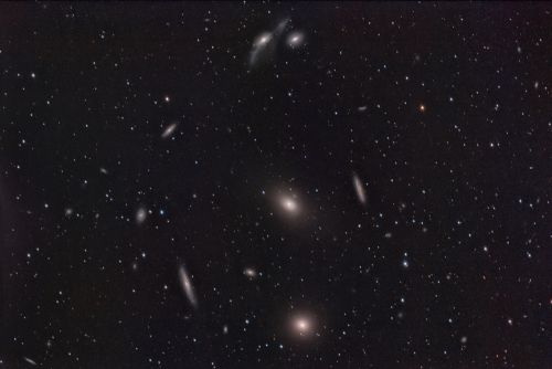 Virgo-Galaxienhaufen um M84 und M86 (Markarjansche Kette)