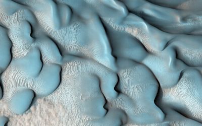 1: Dünen und wellenartige Oberflächenformen auf dem Mars (Quelle: NASA/JPL/UArizona)